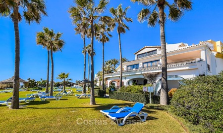 Encantador apartamento dúplex en planta baja muy espacioso en venta, primera línea de playa – Cabopino - Este de Marbella 10264