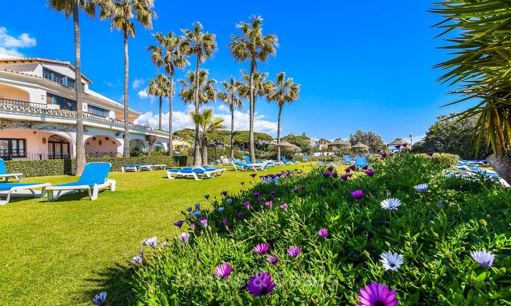 Encantador apartamento dúplex en planta baja muy espacioso en venta, primera línea de playa – Cabopino - Este de Marbella 10265