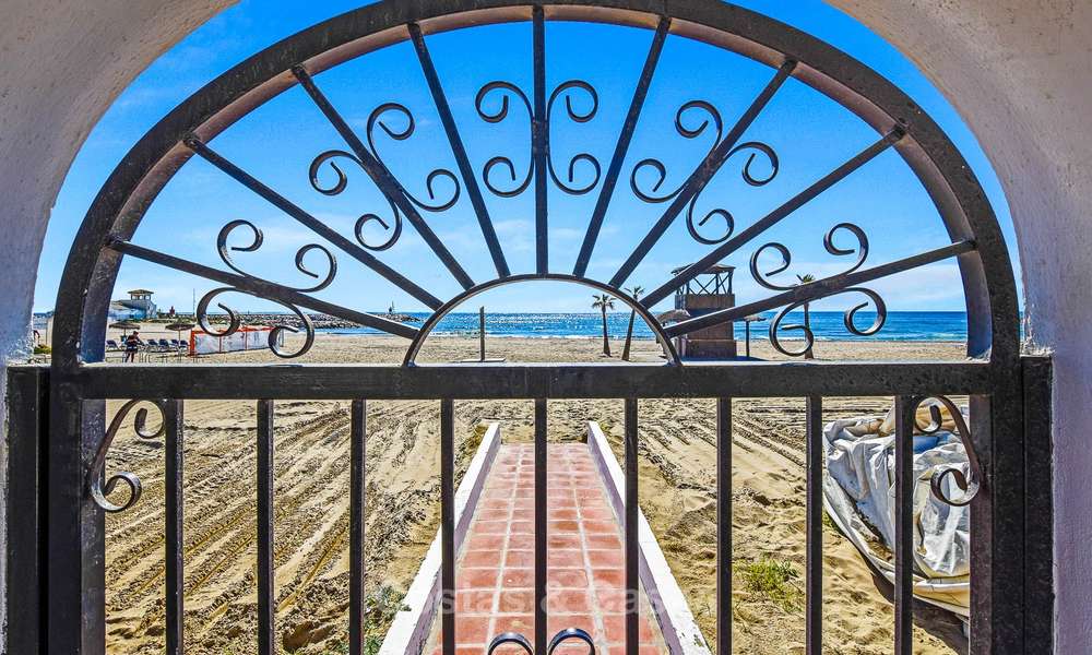 Encantador apartamento dúplex en planta baja muy espacioso en venta, primera línea de playa – Cabopino - Este de Marbella 10267