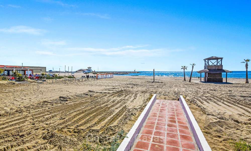 Encantador apartamento dúplex en planta baja muy espacioso en venta, primera línea de playa – Cabopino - Este de Marbella 10268