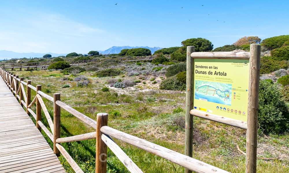 Encantador apartamento dúplex en planta baja muy espacioso en venta, primera línea de playa – Cabopino - Este de Marbella 10274