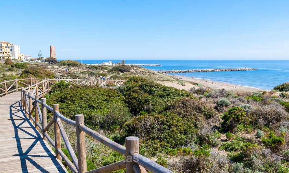 Encantador apartamento dúplex en planta baja muy espacioso en venta, primera línea de playa – Cabopino - Este de Marbella 10277