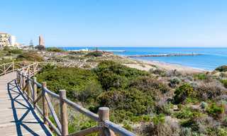 Encantador apartamento dúplex en planta baja muy espacioso en venta, primera línea de playa – Cabopino - Este de Marbella 10277 