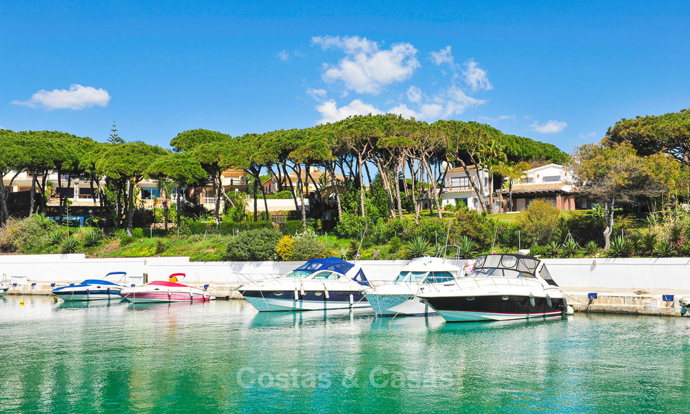 Encantador apartamento dúplex en planta baja muy espacioso en venta, primera línea de playa – Cabopino - Este de Marbella 10271