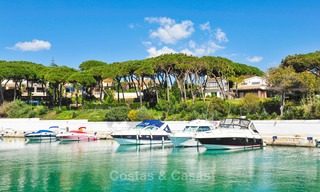 Encantador apartamento dúplex en planta baja muy espacioso en venta, primera línea de playa – Cabopino - Este de Marbella 10271 