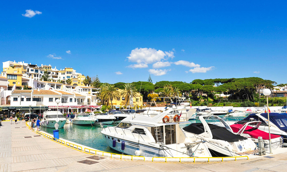 Encantador apartamento dúplex en planta baja muy espacioso en venta, primera línea de playa – Cabopino - Este de Marbella 10270