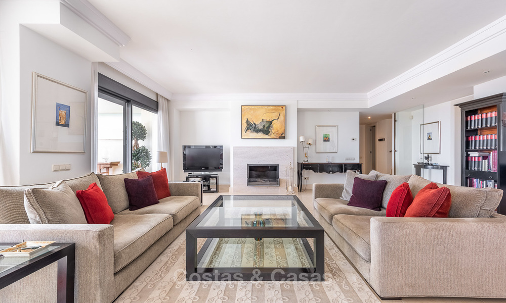 Impresionante y lujoso ático moderno con vistas panorámicas al mar en venta, Marbella Este - Marbella 10283