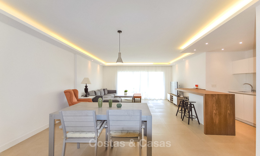 Apartamento recién reformado con vistas al mar en venta, a poca distancia de la playa y de los servicios - Nueva Andalucía - Marbella 10305
