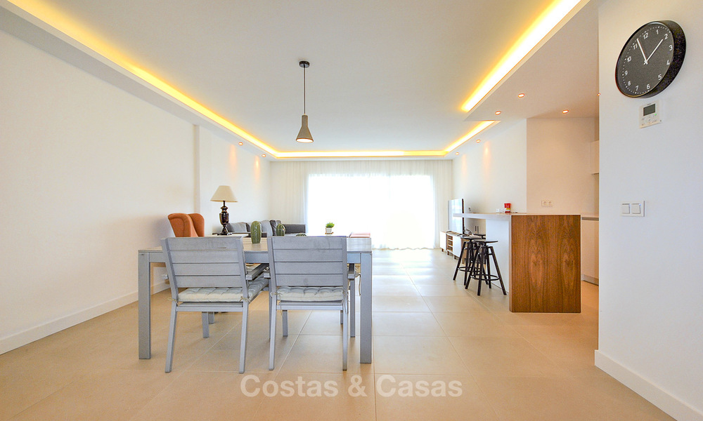 Apartamento recién reformado con vistas al mar en venta, a poca distancia de la playa y de los servicios - Nueva Andalucía - Marbella 10306