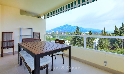 Apartamento recién reformado con vistas al mar en venta, a poca distancia de la playa y de los servicios - Nueva Andalucía - Marbella 10310