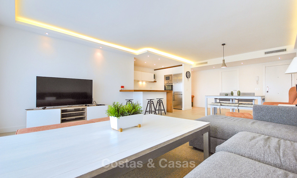 Apartamento recién reformado con vistas al mar en venta, a poca distancia de la playa y de los servicios - Nueva Andalucía - Marbella 10313