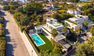Se venden dos espectaculares villas contemporáneas de nueva construcción en la playa, listas para ser habitadas en Estepona Este - Marbella 10502 