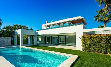 Se venden dos espectaculares villas contemporáneas de nueva construcción en la playa, listas para ser habitadas en Estepona Este - Marbella 10505