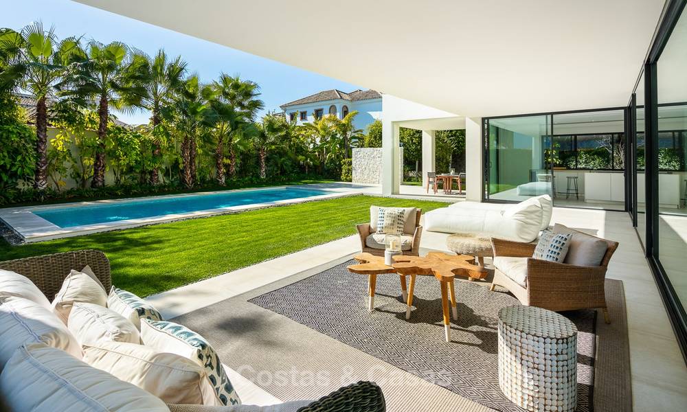 Se venden dos espectaculares villas contemporáneas de nueva construcción en la playa, listas para ser habitadas en Estepona Este - Marbella 10510