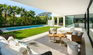 Se venden dos espectaculares villas contemporáneas de nueva construcción en la playa, listas para ser habitadas en Estepona Este - Marbella 10510 