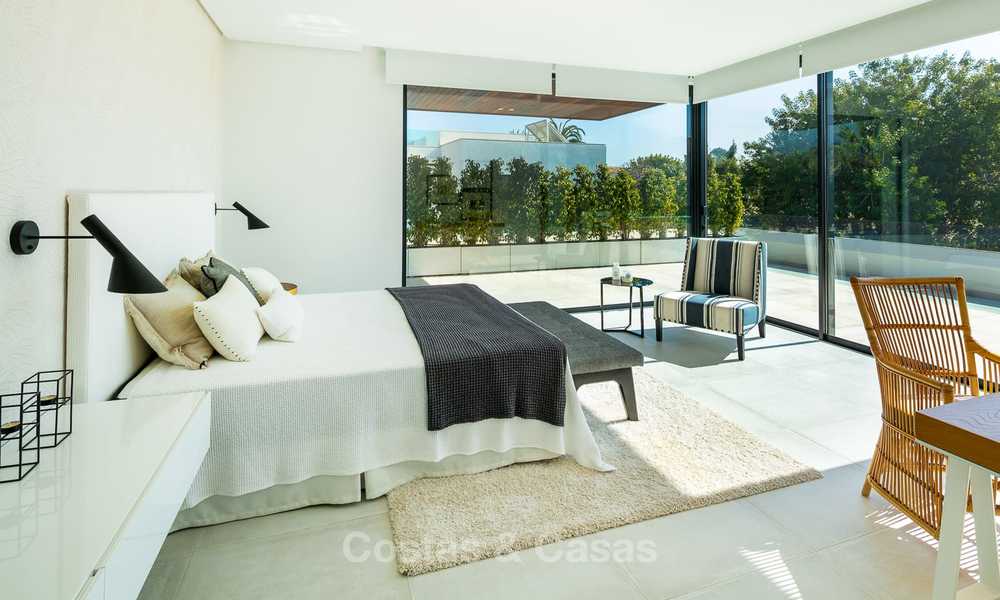 Se venden dos espectaculares villas contemporáneas de nueva construcción en la playa, listas para ser habitadas en Estepona Este - Marbella 10518