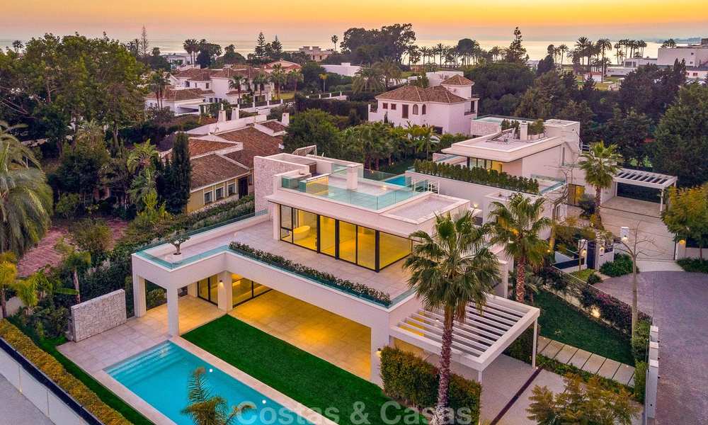 Se venden dos espectaculares villas contemporáneas de nueva construcción en la playa, listas para ser habitadas en Estepona Este - Marbella 10520