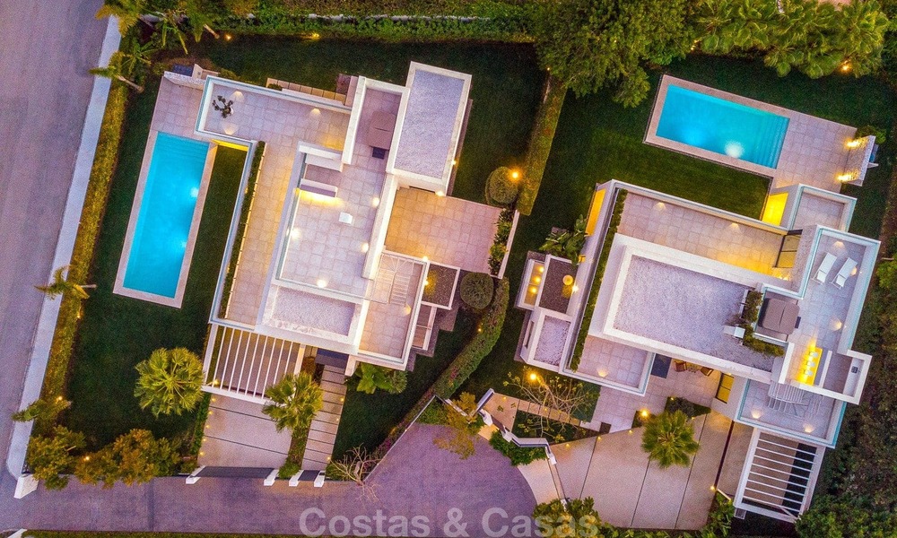 Se venden dos espectaculares villas contemporáneas de nueva construcción en la playa, listas para ser habitadas en Estepona Este - Marbella 10522