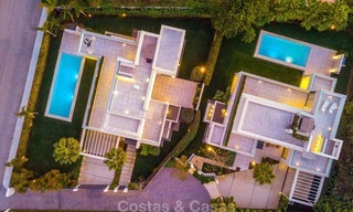 Se venden dos espectaculares villas contemporáneas de nueva construcción en la playa, listas para ser habitadas en Estepona Este - Marbella 10522 