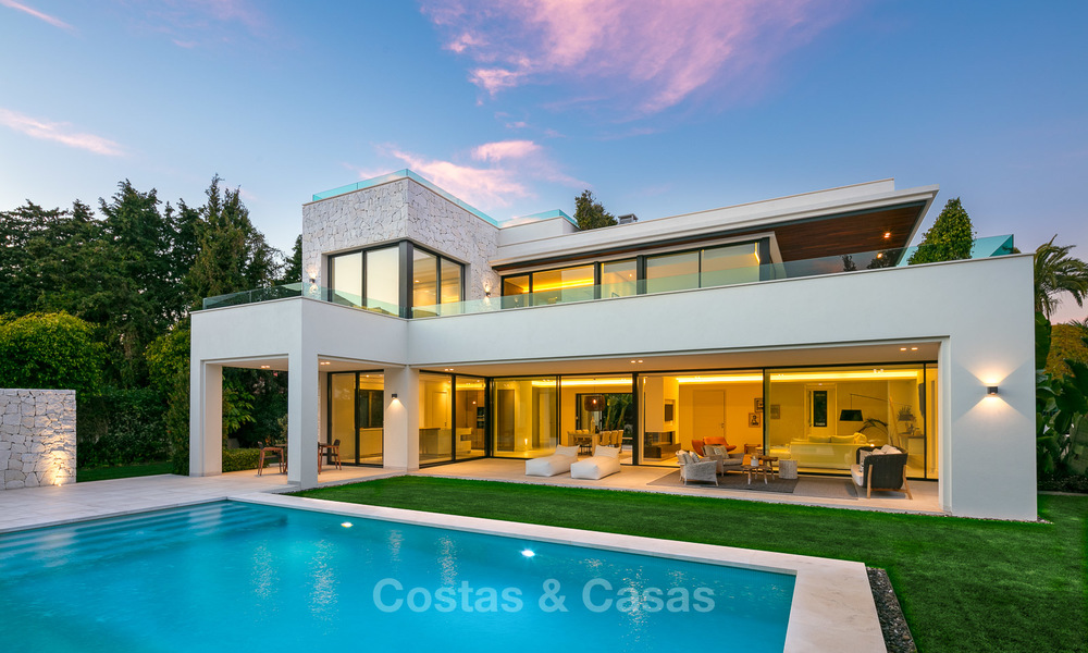 Se venden dos espectaculares villas contemporáneas de nueva construcción en la playa, listas para ser habitadas en Estepona Este - Marbella 10524