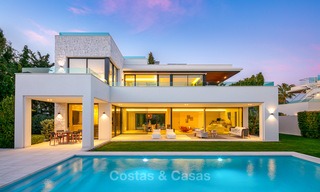 Se venden dos espectaculares villas contemporáneas de nueva construcción en la playa, listas para ser habitadas en Estepona Este - Marbella 10525 