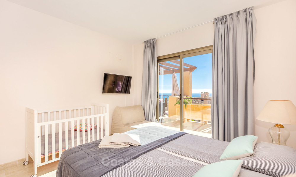 Ático de lujo con vistas panorámicas al mar y a la montaña en venta en Benahavis - Marbella 10526