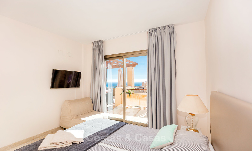 Ático de lujo con vistas panorámicas al mar y a la montaña en venta en Benahavis - Marbella 10531