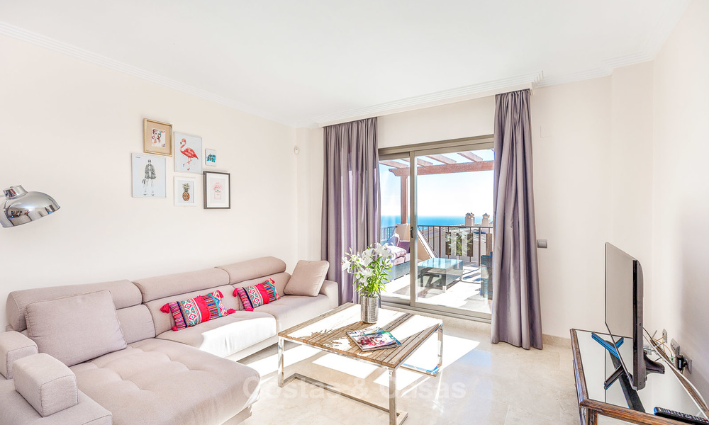 Ático de lujo con vistas panorámicas al mar y a la montaña en venta en Benahavis - Marbella 10533