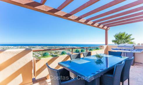 Ático de lujo con vistas panorámicas al mar y a la montaña en venta en Benahavis - Marbella 10535