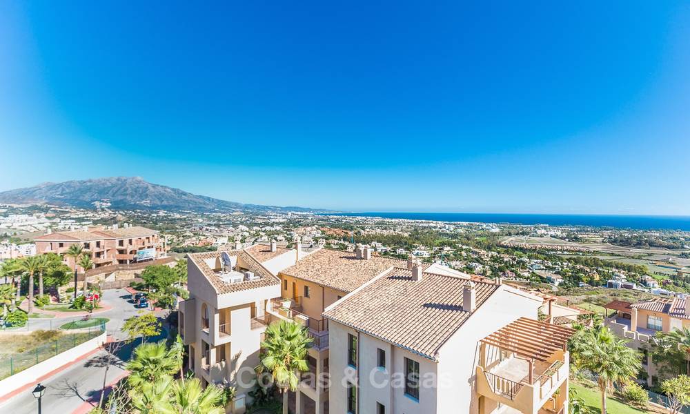 Ático de lujo con vistas panorámicas al mar y a la montaña en venta en Benahavis - Marbella 10536