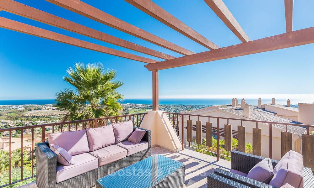 Ático de lujo con vistas panorámicas al mar y a la montaña en venta en Benahavis - Marbella 10537