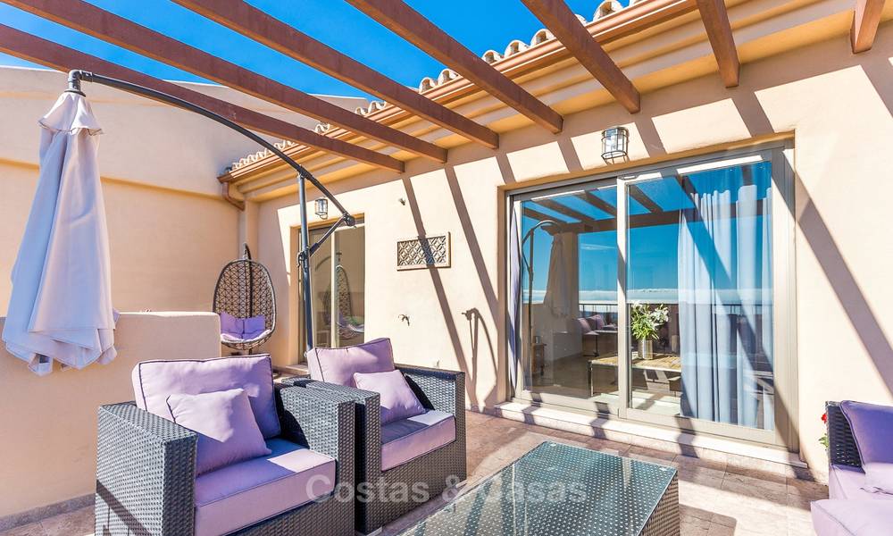 Ático de lujo con vistas panorámicas al mar y a la montaña en venta en Benahavis - Marbella 10538