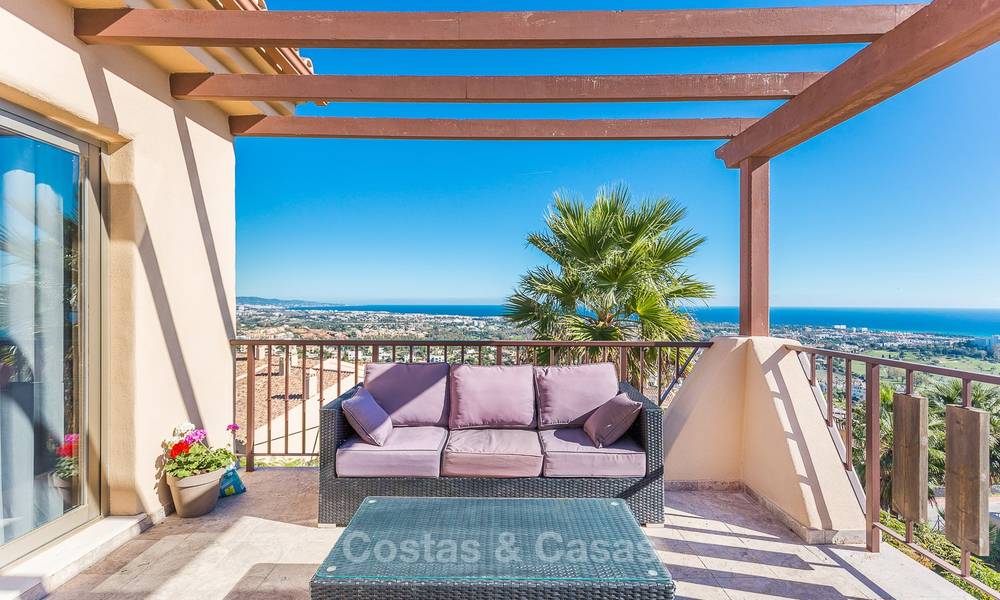 Ático de lujo con vistas panorámicas al mar y a la montaña en venta en Benahavis - Marbella 10539