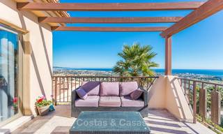 Ático de lujo con vistas panorámicas al mar y a la montaña en venta en Benahavis - Marbella 10539 