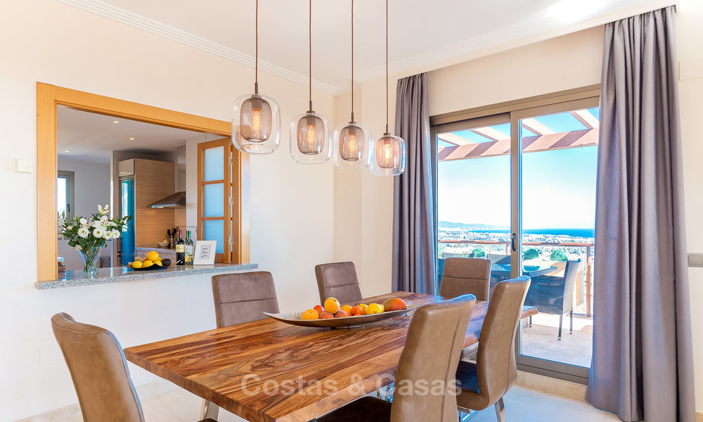 Ático de lujo con vistas panorámicas al mar y a la montaña en venta en Benahavis - Marbella 10540