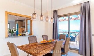 Ático de lujo con vistas panorámicas al mar y a la montaña en venta en Benahavis - Marbella 10540 