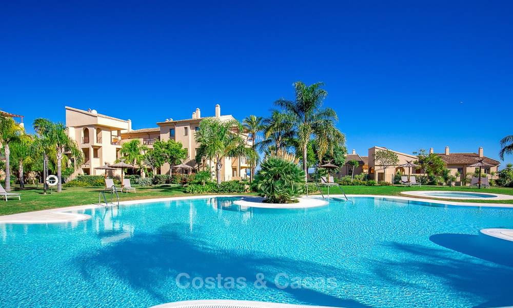 Ático de lujo con vistas panorámicas al mar y a la montaña en venta en Benahavis - Marbella 10543