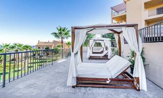 Ático de lujo con vistas panorámicas al mar y a la montaña en venta en Benahavis - Marbella 10547 