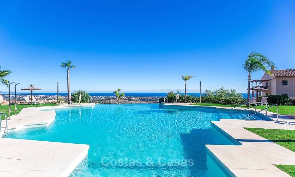 Ático de lujo con vistas panorámicas al mar y a la montaña en venta en Benahavis - Marbella 10549