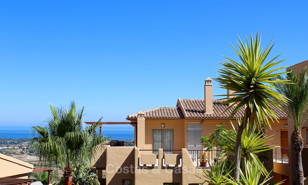 Ático de lujo en esquina con vistas panorámicas al mar, golf y montaña en venta en Benahavis - Marbella 10553