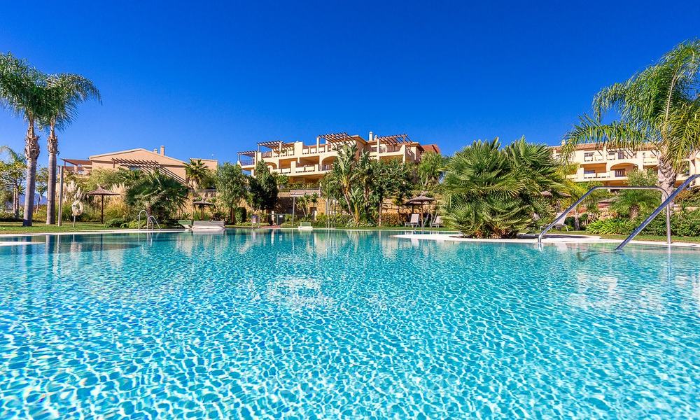 Ático de lujo en esquina con vistas panorámicas al mar, golf y montaña en venta en Benahavis - Marbella 10556