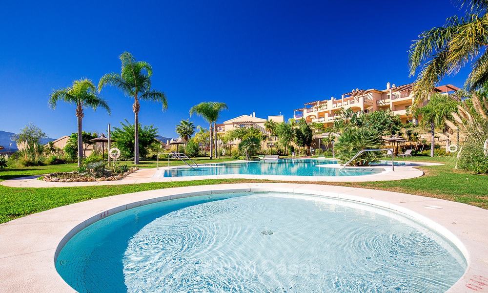 Ático de lujo en esquina con vistas panorámicas al mar, golf y montaña en venta en Benahavis - Marbella 10557