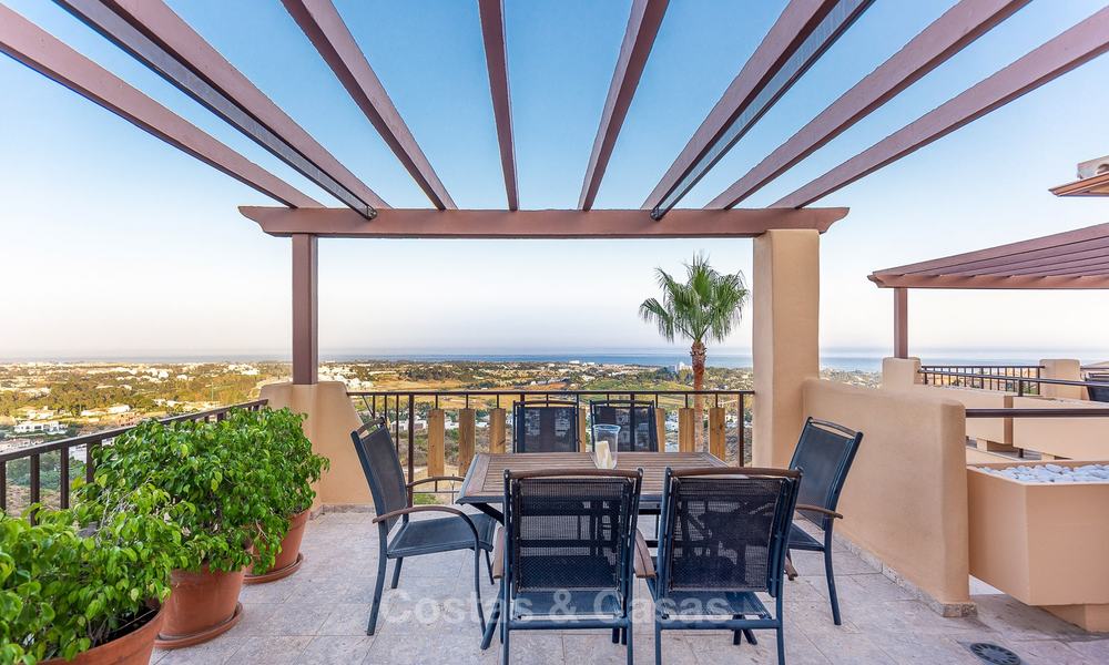 Ático de lujo en esquina con vistas panorámicas al mar, golf y montaña en venta en Benahavis - Marbella 10565