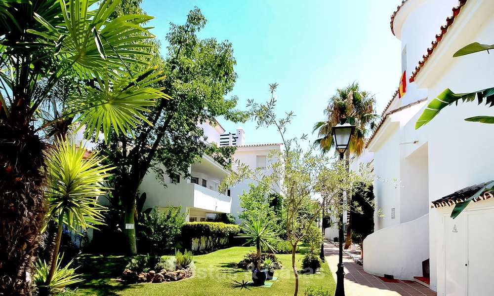 Apartamento convenientemente situado en una popular urbanización en venta, a poca distancia de Puerto Banús y de la playa - Nueva Andalucia - Marbella 10602