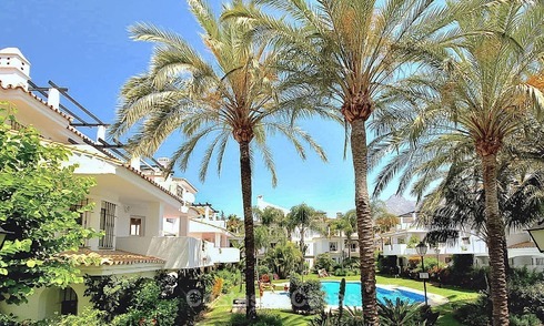 Apartamento convenientemente situado en una popular urbanización en venta, a poca distancia de Puerto Banús y de la playa - Nueva Andalucia - Marbella 10603