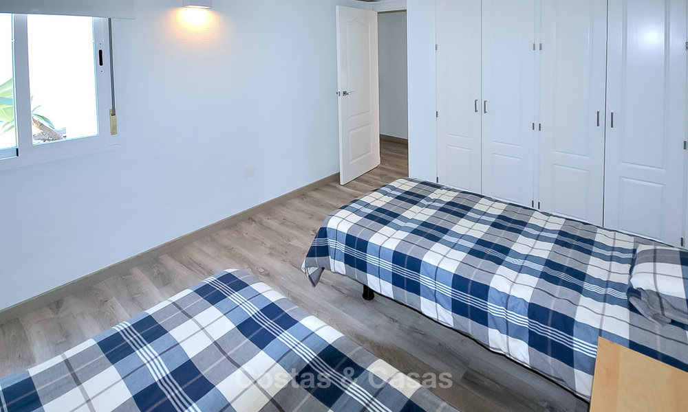Apartamento convenientemente situado en una popular urbanización en venta, a poca distancia de Puerto Banús y de la playa - Nueva Andalucia - Marbella 10604
