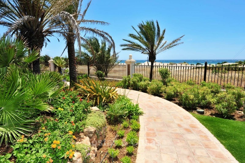 Exclusivo ático de primera línea de playa con vistas al mar en venta en Los Monteros - Marbella 10690 