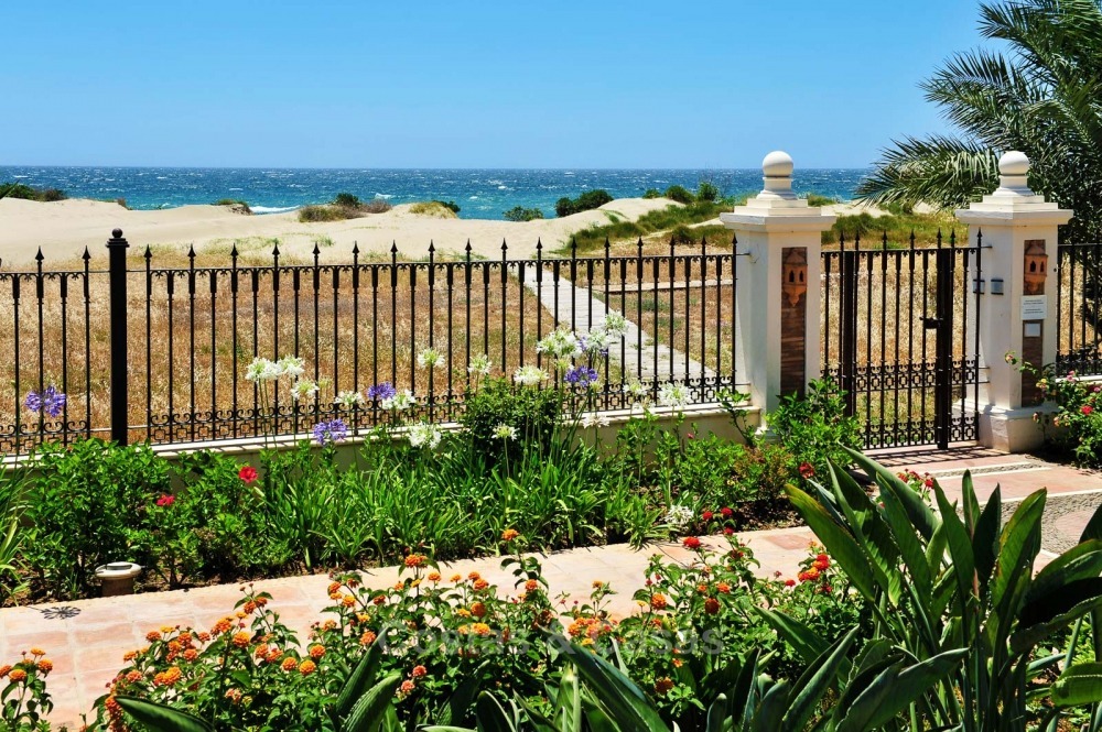 Exclusivo ático de primera línea de playa con vistas al mar en venta en Los Monteros - Marbella 10841
