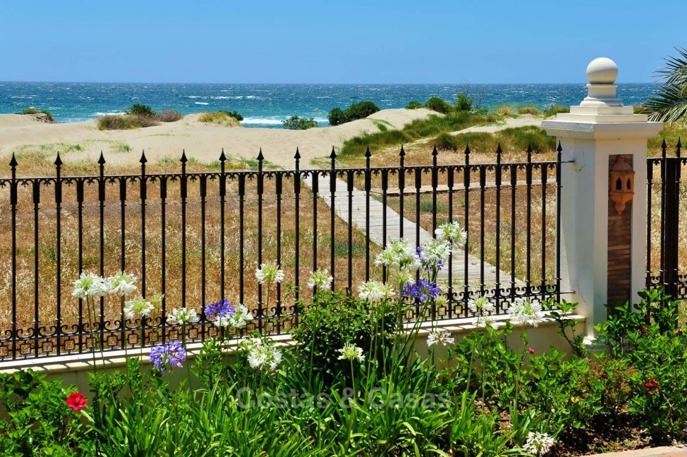 Exclusivo ático de primera línea de playa con vistas al mar en venta en Los Monteros - Marbella 10693