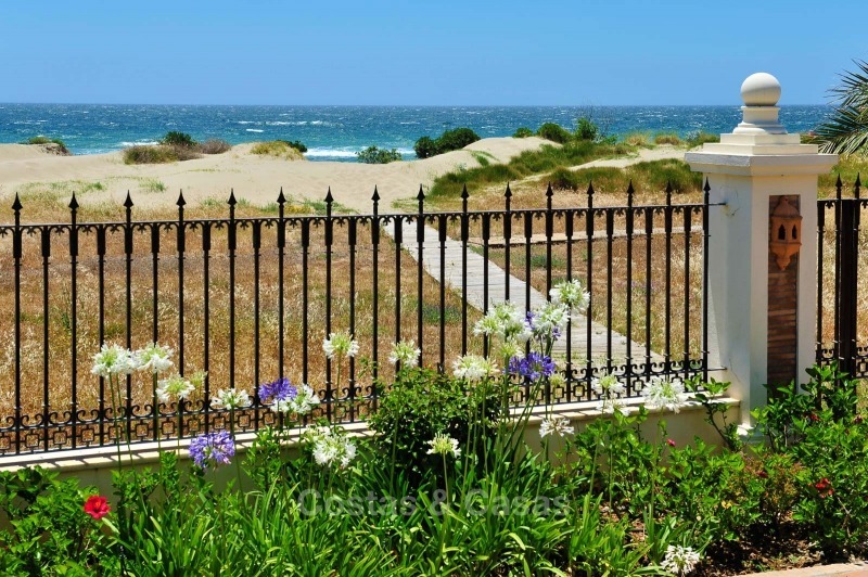 Exclusivo ático de primera línea de playa con vistas al mar en venta en Los Monteros - Marbella 10693 